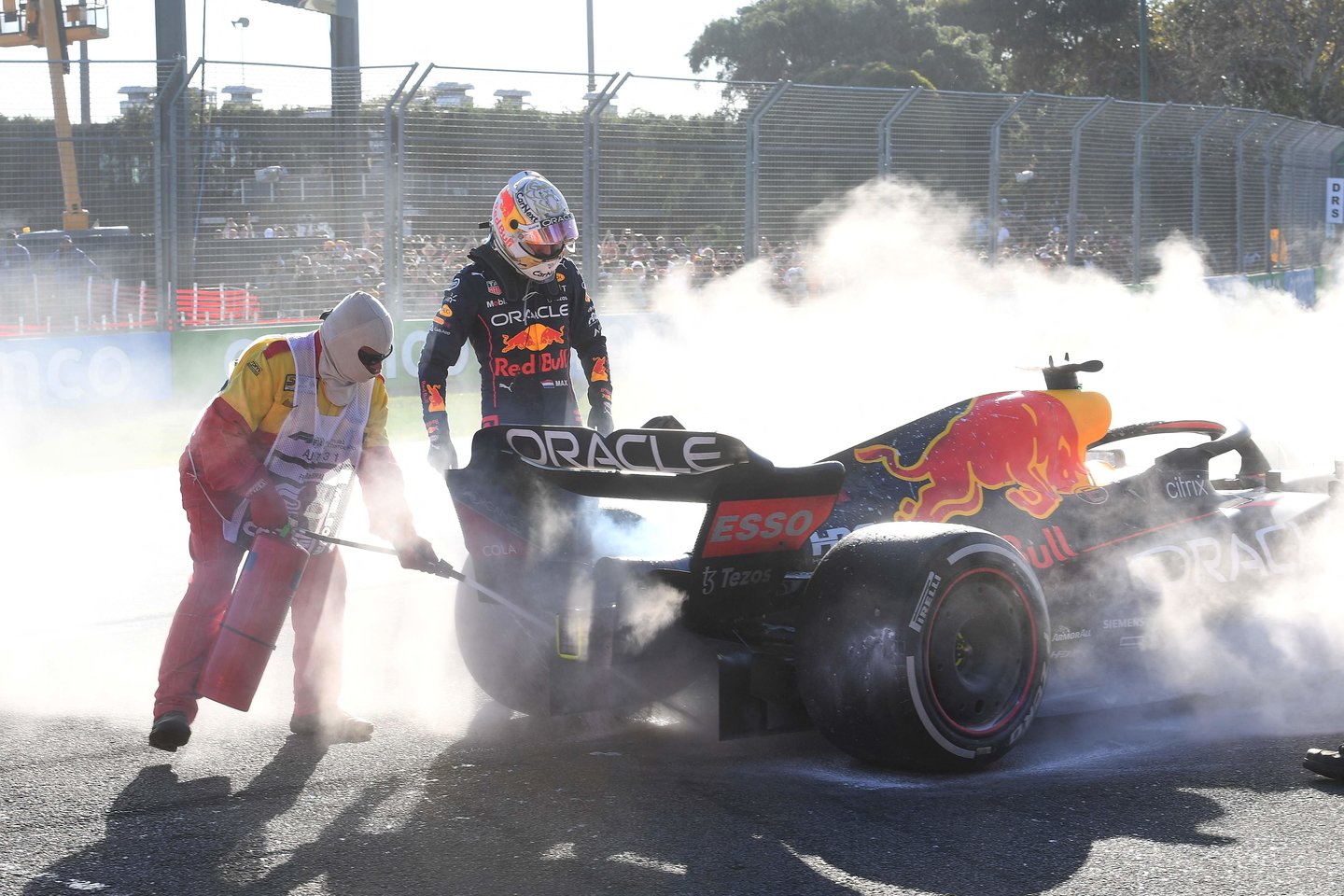  M.Verstappeno bolidas užsidegė.<br> AFP/Scanpix nuotr.