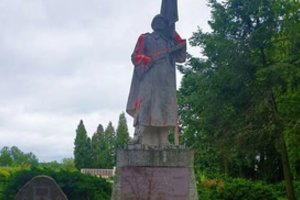 Kėdainių ir Anykščių rajonuose išniekinti sovietų karių paminklai – paženklinti mėlynos, geltonos ir raudonos spalvų dažais