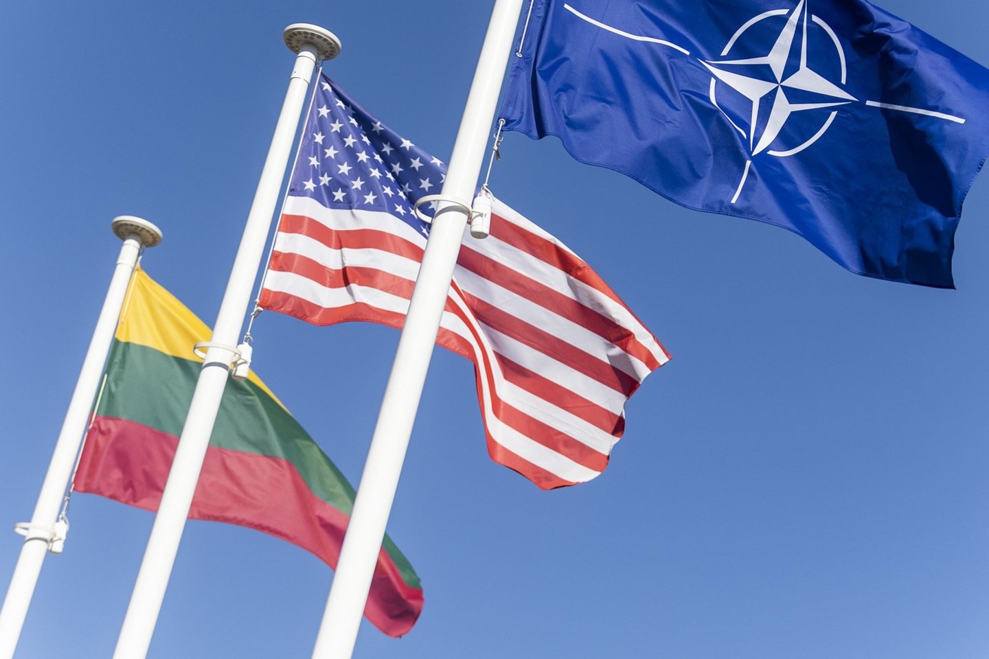 Lietuvos, JAV ir NATO vėliavos.