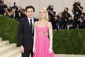 Susituokė Beckhamų vyresnėlis Brooklynas: V. Beckham apranga atėmė žadą