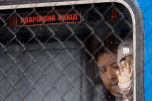 Ukrainai rengiantis dideliems mūšiams, civiliai bėga iš Rytų regionų