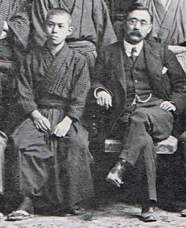 Jun'ichirō Tanizaki su mokyklos direktoriumi, 1908 metai.<br>Leidėjų nuotr.