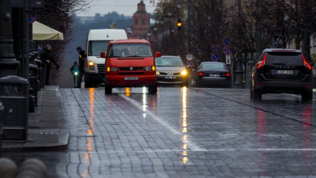 Saulės spinduliais džiaugsimės neilgai: vėl formuosis pavieniai kritulių debesys