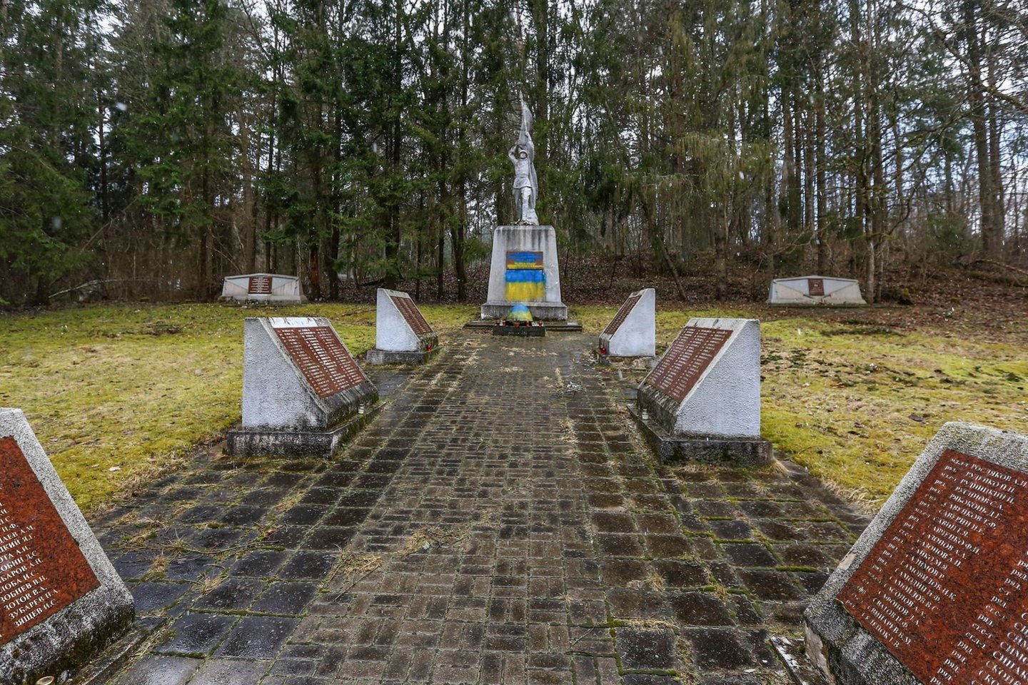  Šiaulių rajone – vandalų išpuolis sovietų karių kapinėse.<br> G.Šiupario nuotr.