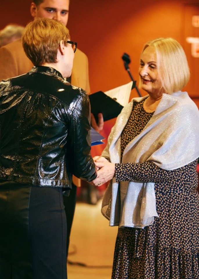 Valę Vilčiauskienę pasveikino teatro vadovė Laima Vilimienė. <br>DKFOTO nuotr.
