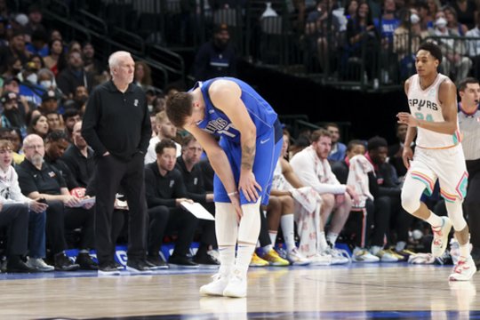 Nerimo vakaras Dalase – nedaug ką lėmusiose rungtynėse Luka Dončičius patyrė traumą