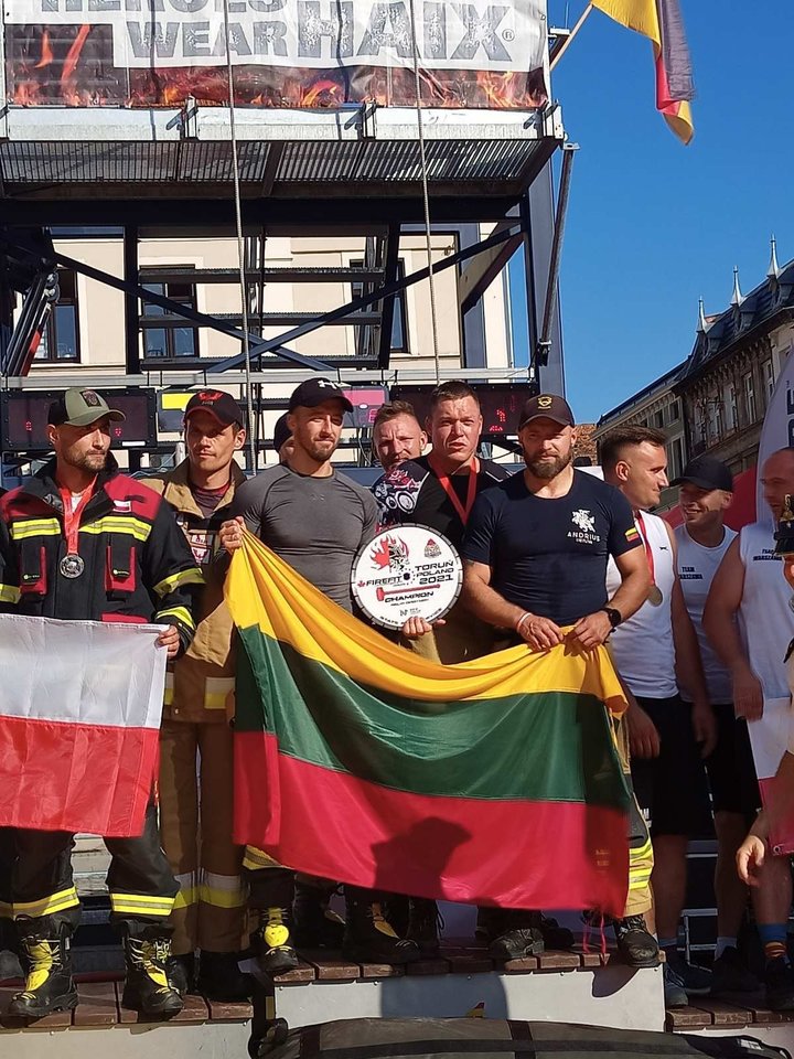  Po sunkios traumos atsitiesęs Biržų ugniagesys ruošiasi varžyboms.<br> Facebook/Valstybinė priešgaisrinė gelbėjimo tarnyba nuotr.