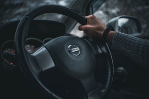 „Nissan“ ruošia inovaciją, kuri stipriai atpigins elektromobilius – jau žino, kada jų kaina varžysis su benzininėmis mašinomis
