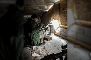 Paskelbė „istorinę nuotrauką“: autentišką ukrainiečių snaiperio vaizdą mūšio lauke