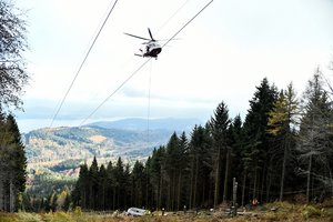 Indijoje per keltuvų susidūrimą žuvo žmogus, dešimtys įstrigo kabinose