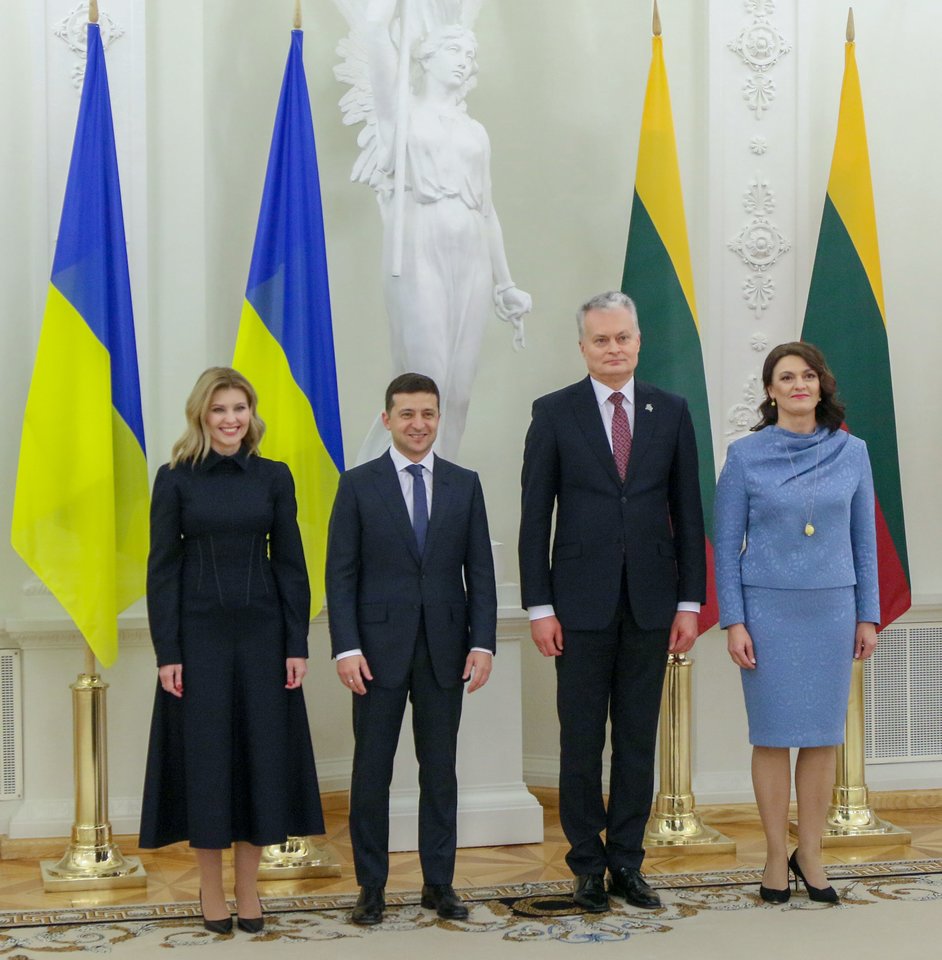 V.Zelenskis ir O.Zelenska susitikime su prezidentu Gitanu Nausėda ir jo žmona Diana. <br>AFP/ Scanpix nuotr.