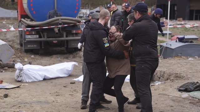 Ukrainoje vis randant masinių kapaviečių, užfiksuota šokiruojanti akimirka