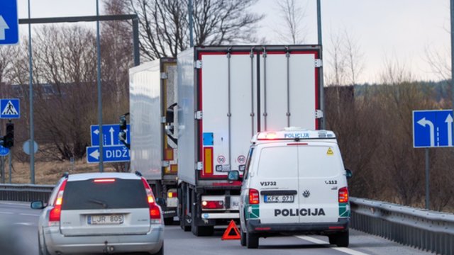 Į Lietuvą neįleidžiami vilkikai su kroviniais iš Rusijos ir Baltarusijos: vairuotojai eilėse įstrigę paras
