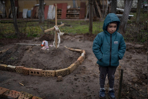 Pasaulį sukrėtė šeimos iš Bučos istorija: vaikai mirusiai mamai neša valgyti