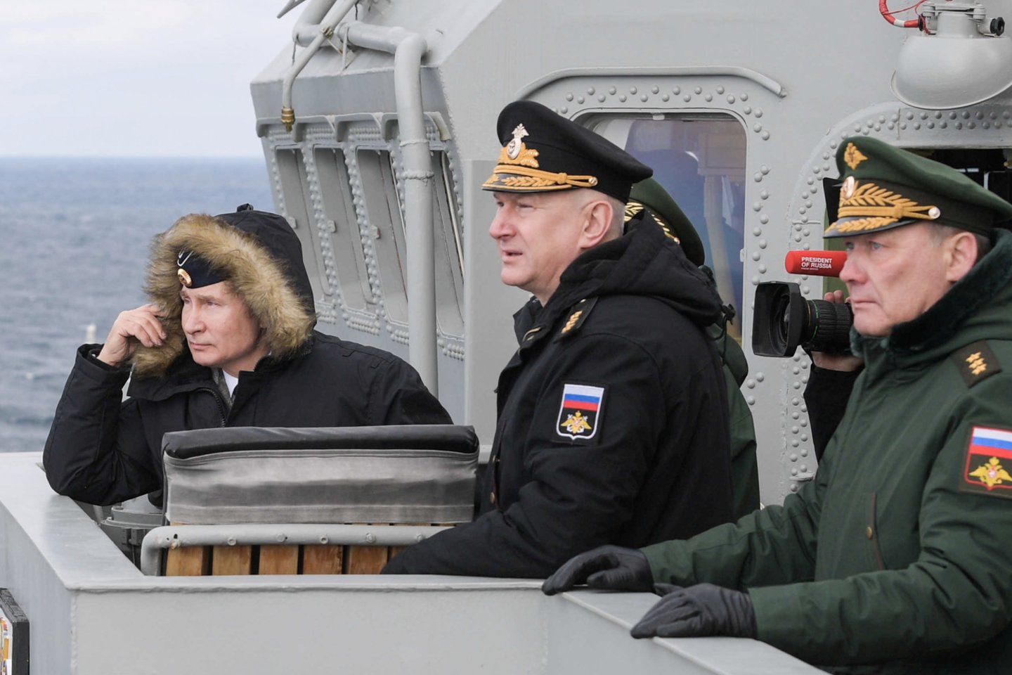  V.Putinas (kairėje) ir A.Dvornikovas (dešinėje) per pratybas Juodosios jūros regione 2020-aisiais.<br> Reuters/Scanpix nuotr.