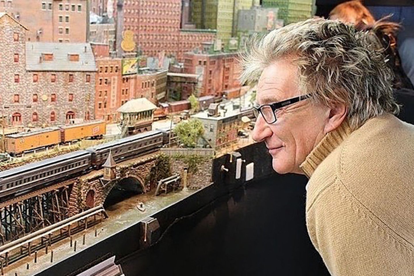 Rodas Stewartas 26 metus kūrė milžinišką geležinkelio stoties modelį.<br> Scanpix ir instagramo nuotr.