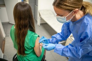 Lietuvoje – 1 151 pranešimas apie nepageidaujamas COVID-19 vakcinų reakcijas per pirmus šių metų mėnesius