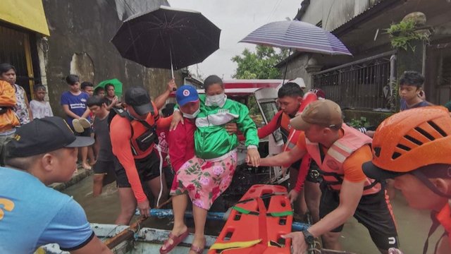 Gatves upėmis pavertusi tropinė audra Filipinuose nusinešė mažiausiai 20 žmonių gyvybių