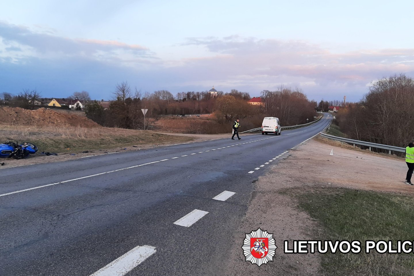 Greta Vilniaus per avariją susižalojo motociklininkas.<br> Vilniaus apskrities VPK nuotr.