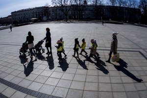 Seimas linksta suteikti trumpesnę darbo savaitę, tačiau tik tam tikrame sektoriuje dirbantiems tėvams