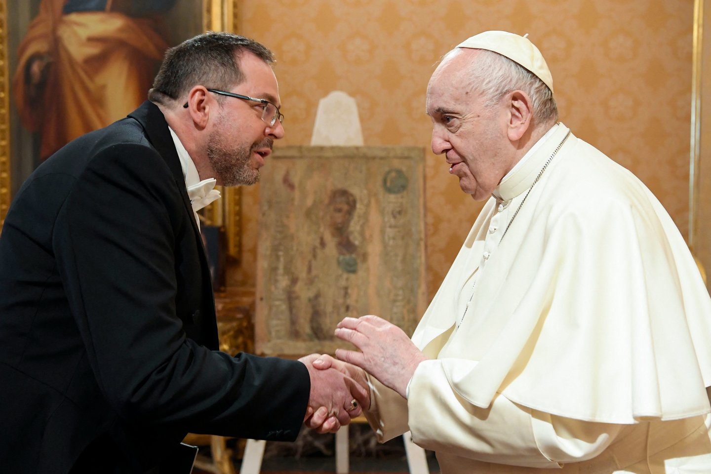 Ukrainos ambasadorius Andrijus Jurašas susitinka su popiežiumi Pranciškumi.<br> AFP/Scanpix asociatyvi nuotr.