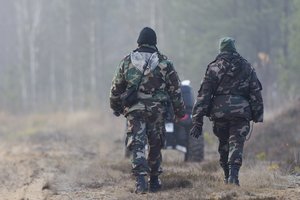 Ketvirtą parą iš eilės pasienyje fiksuojama mažiau migrantų, bandančių prasiveržti į Lietuvą