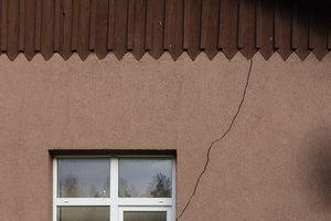 Įtrūkimai sienose ar tarpai tarp grindjuosčių gali byloti apie rimtą pavojų jūsų namui – ką daryti