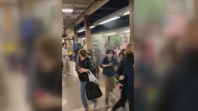 Niujorko metro stotyje – išpuolis: vyras padegė dvi dūmines granatas ir pašovė 10 žmonių