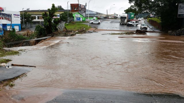 Pietų Afrikoje siautėja liūčių sukelti potvyniai: žuvo kone 60 žmonių