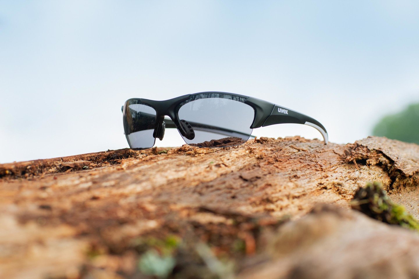 Pagrindinis akinių, kurių pagrindinė funkcija – apsaugoti akis nuo vėjo, lietaus ar vabzdžių, skirtumas – stiklai:<br>Bikko.lt nuotr.