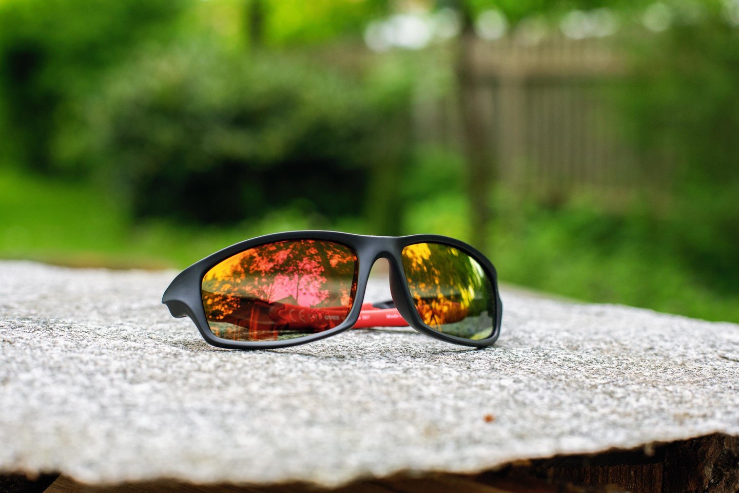 Pagrindinis akinių, kurių pagrindinė funkcija – apsaugoti akis nuo vėjo, lietaus ar vabzdžių, skirtumas – stiklai.<br>Bikko.lt nuotr.