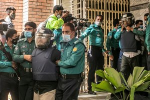 Bangladeše keturi ekstremistai už garsaus rašytojo nužudymą nuteisti myriop