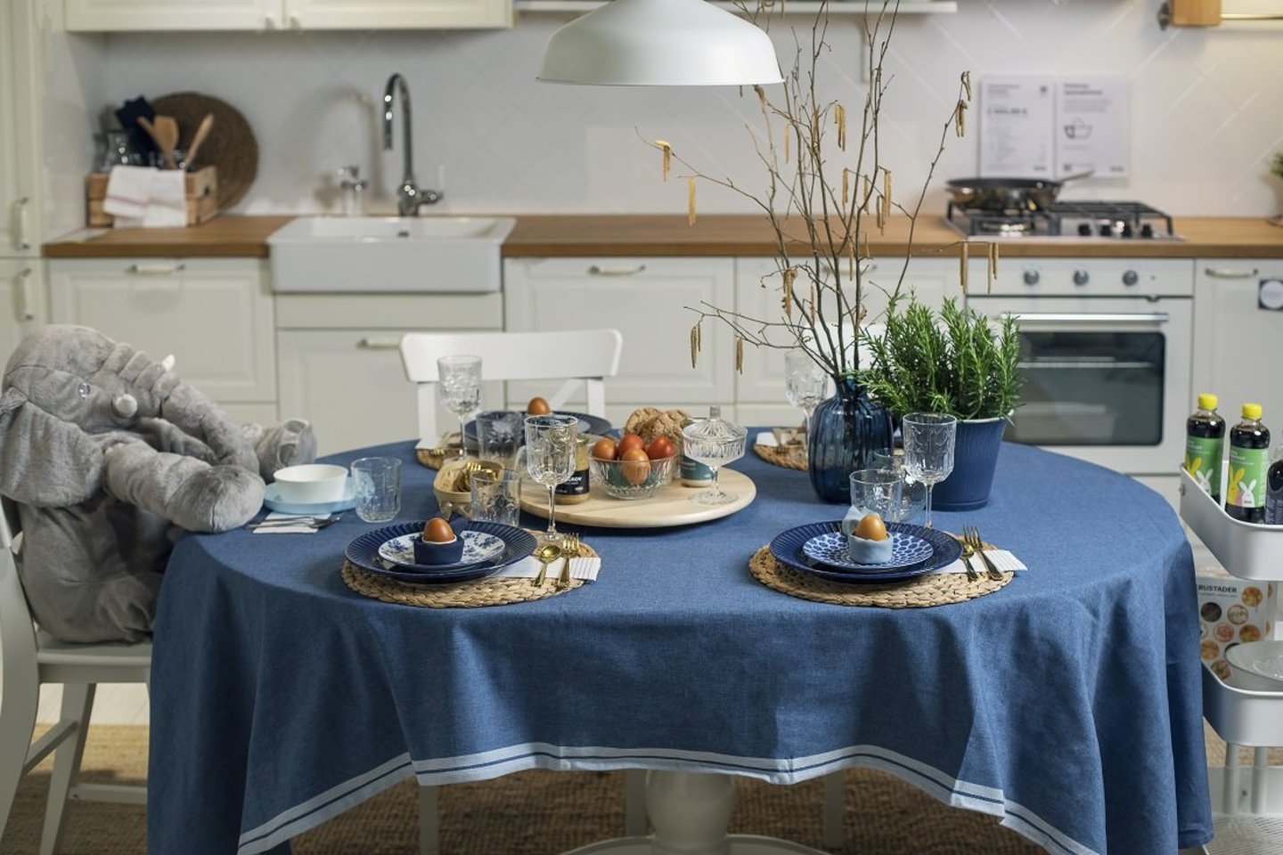 Ruošiantis Velykoms daugelis galvoja ne tik apie gardumynus, kuriuos dės ant stalo, bet ir kaip jį papuošti.<br>„Ikea“ nuotr.