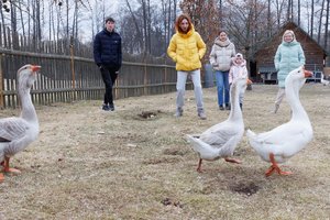 Pirmą kartą kaime atsidūrusi ukrainietė apsiverkė ir iškart puolė skambinti vyrui  