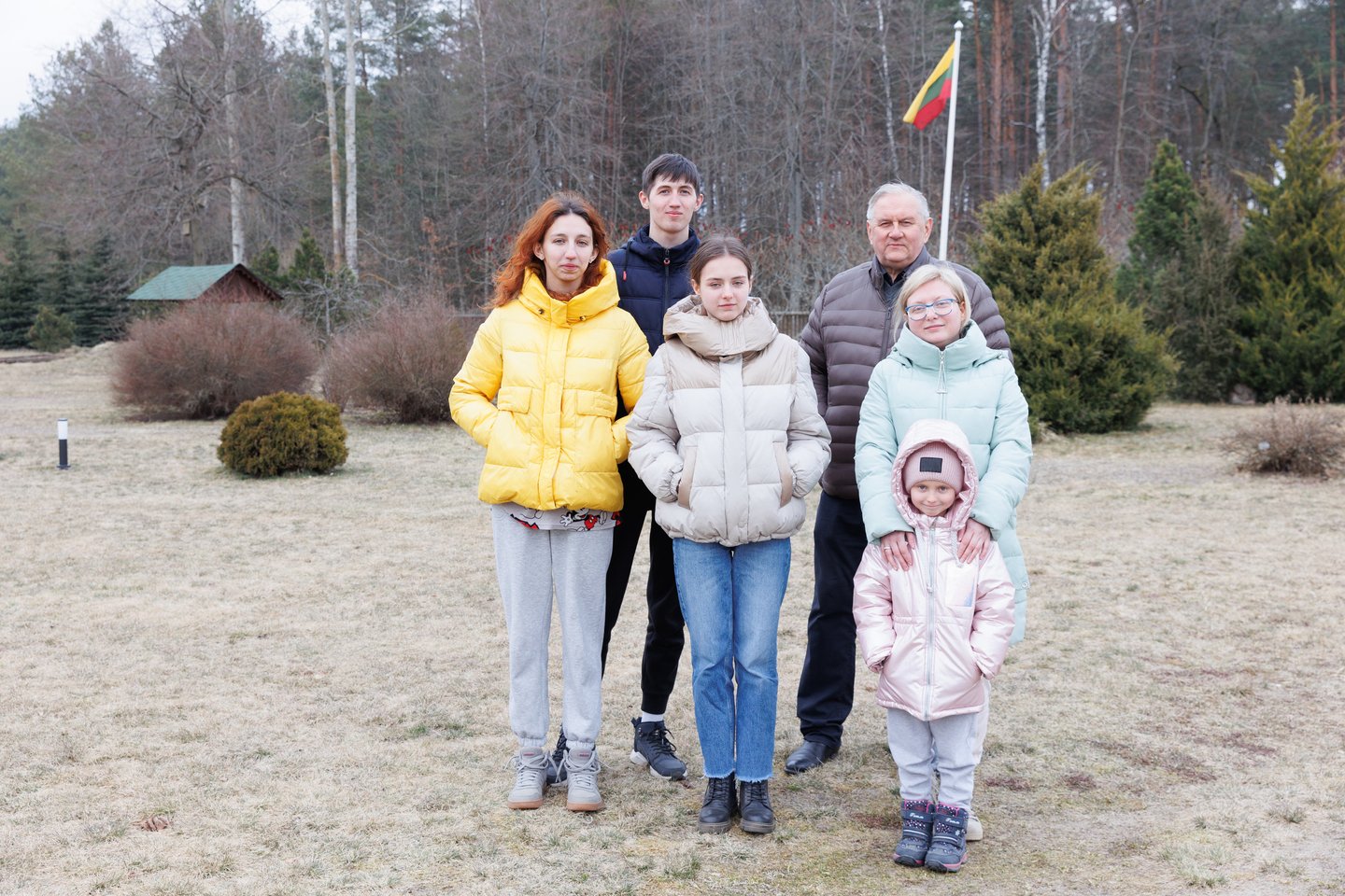 Buvęs Varėnos rajono meras V. Mikalauskas savo sodyboje priėmė penkis karo pabėgėlius iš Ukrainos.<br>T.Bauro nuotr.