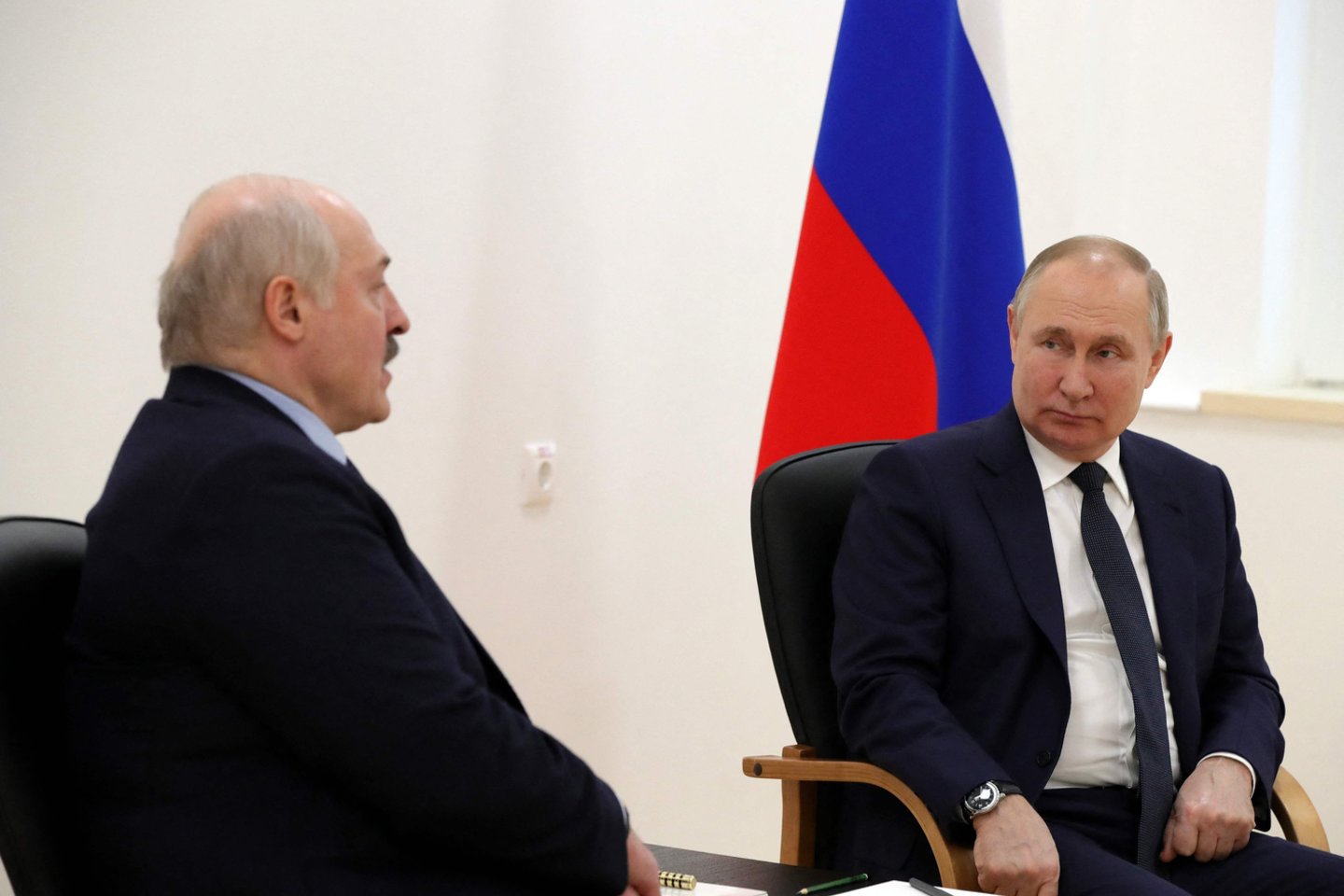 Trečiadienį Vostočnyj kosmodrome Amūro srityje susitikę Baltarusijos ir Rusijos autoritariniai lyderiai Aliaksandras Lukašenka ir Vladimiras Putinas už uždarų durų kalbėjosi apie karą Ukrainoje.<br>AFP/Scanpix nuotr.