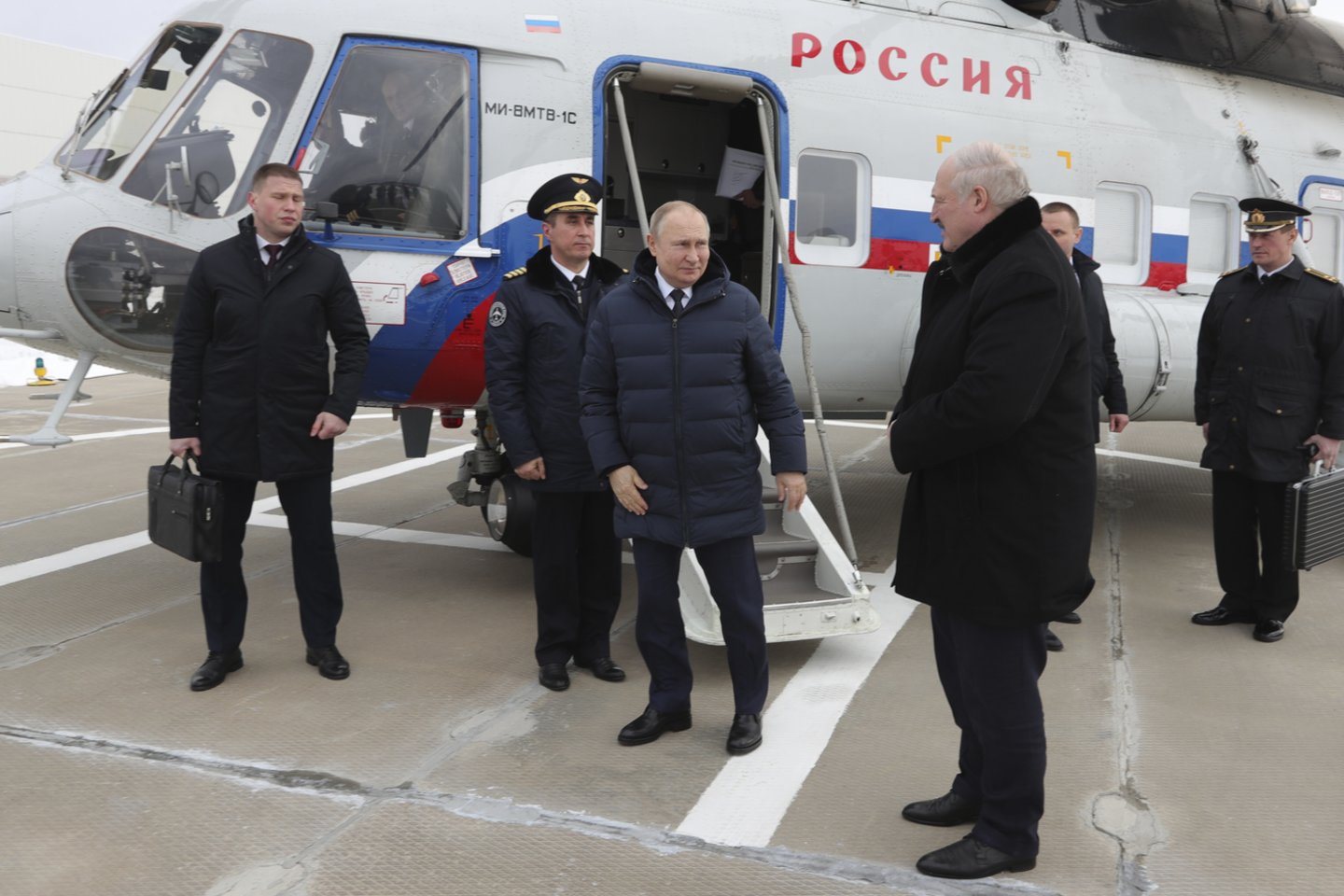 Trečiadienį Vostočnyj kosmodrome Amūro srityje susitikę Baltarusijos ir Rusijos autoritariniai lyderiai Aliaksandras Lukašenka ir Vladimiras Putinas už uždarų durų kalbėjosi apie karą Ukrainoje.<br>AP/Scanpix nuotr.