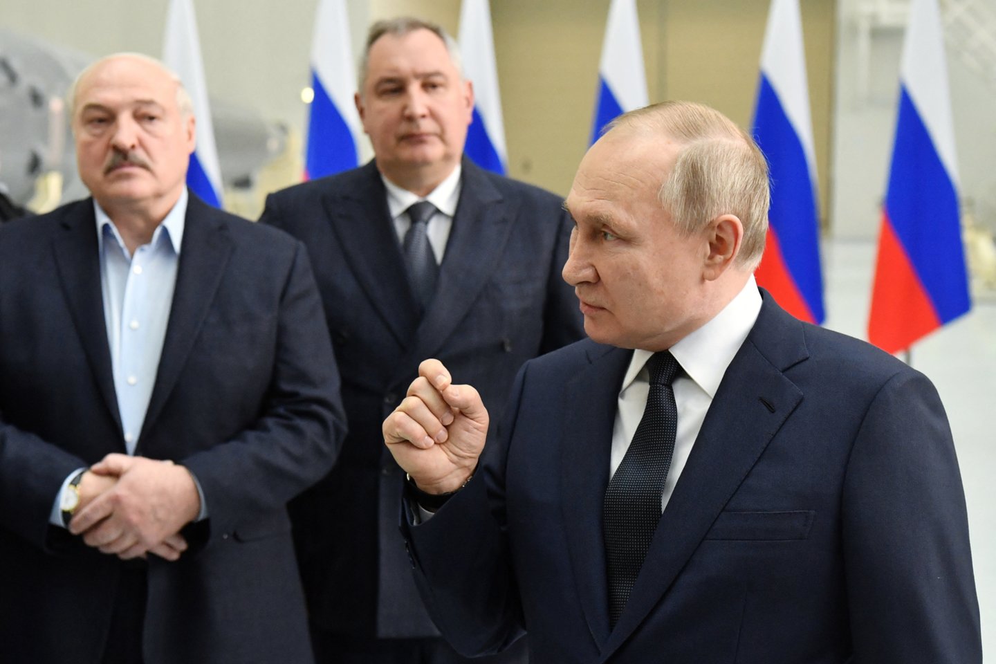 Trečiadienį Vostočnyj kosmodrome Amūro srityje susitikę Baltarusijos ir Rusijos autoritariniai lyderiai Aliaksandras Lukašenka ir Vladimiras Putinas už uždarų durų kalbėjosi apie karą Ukrainoje.<br>Reuters/Scanpix nuotr.