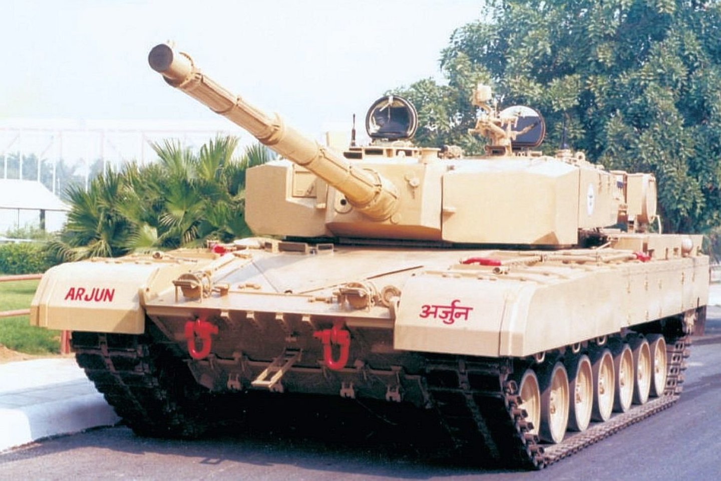  2009 m. „Arjun Mk.1“ pradėjo tarnauti Indijos kariuomenėje – tačiau kariuomenė nenoriai pirko tai, kas jau pagarsėjo kaip mechaniškai nepatikima mašina.<br> Wikimedia commons