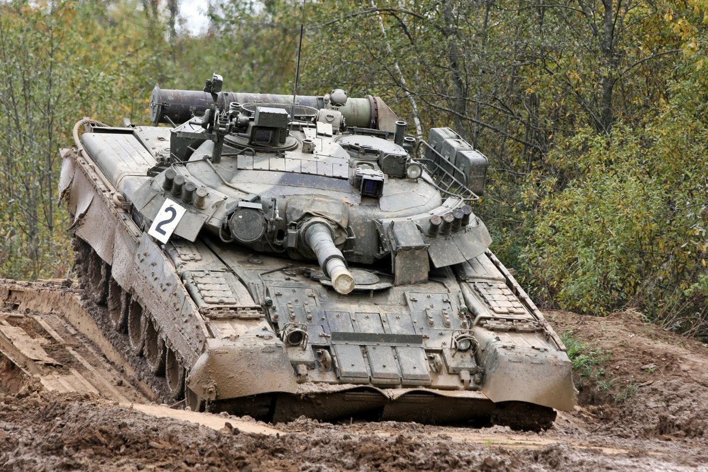  T-80 yra dar vienas iš sovietų laikų atkeliavęs tankas, kuris kaip ir T-72, tarnauja net ir „pasibaigus galiojimo laikui“.<br> Wikimedia commons