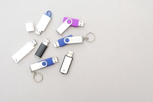 Įdomioji istorija: kaip buvo sukurtos ir išpopuliarėjo USB atminės