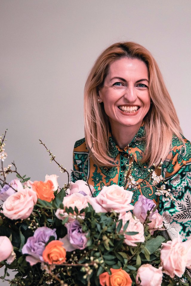Floristė J.Jurevičiūtė-Balčiūnaitienė kepyklėlę puošia spalvingomis gėlių kompozicijomis.<br>M.Čirgelio nuotr.