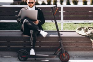 Nuo aukštų kuro kainų gelbsti elektriniai paspirtukai: jiems įsigyti – net iki 600 eurų Vyriausybės parama