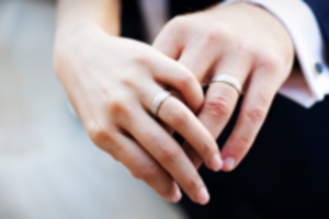 Vestuviniai žiedai: tarp klasikos ir modernumo