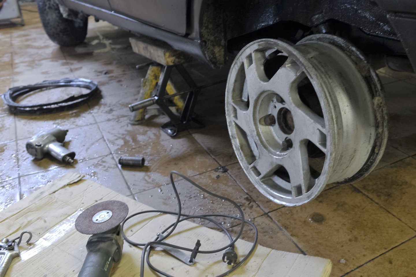 Autoservisai susiduria su didele problema – stringa automobilio detalių tiekimas, todėl stoja remonto darbai.<br>V.Ščiavinsko nuotr.