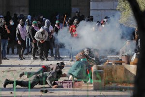 Jeruzalės Al Aksos mečetės komplekse – palestiniečių ir Izraelio policijos susirėmimai