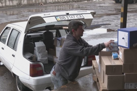 Vaizdai iš vieno Ukrainos miestų: masinės kapavietės ir aidintys šūviai, savanoriams dalinant maistą