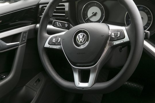 Sunku patikėti, bet būna ir taip: panevėžietis sukčiui padovanojo „Volkswagen“ visureigį