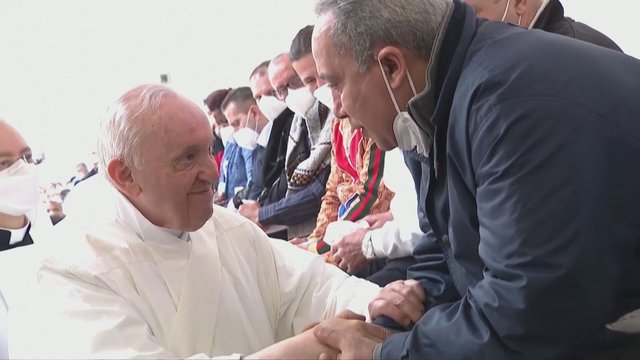 Tradicija tęsiasi: popiežius apsilankė įkalinimo įstaigoje, kur nuplovė ir pabučiavo kojas 12 kalinių
