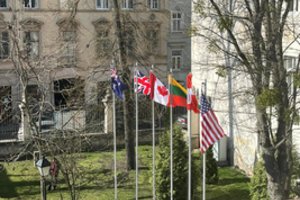 ​Prie muziejaus Lvive – svarbiausių Ukrainą remiančių valstybių vėliavos